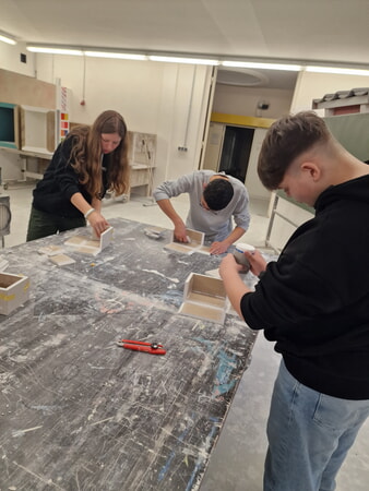 Bildunterschrift 2: Die wenigsten Schülerinnen und Schüler haben schonmal mit Gips gearbeitet – hier im Werkstatthaus dürfen sie sich ausprobieren. (Foto: Handwerkskammer Region Stuttgart)