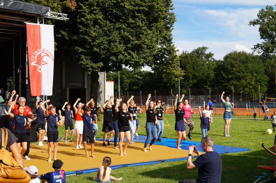 Alle in Bewegung beim Jubiläumstanz