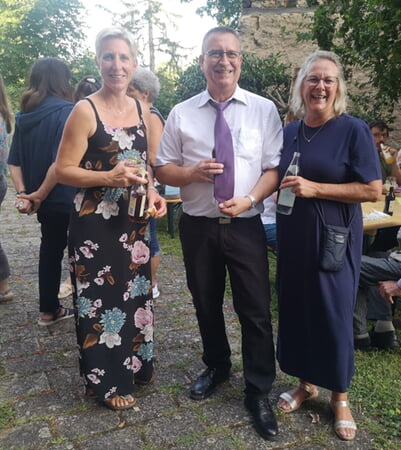 Pfarrer Walter mit Kirchenpflegerinnen - aktuell und ehemalig