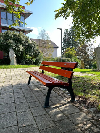 Orangene Bank hinter dem Rathaus in Ingersheim
