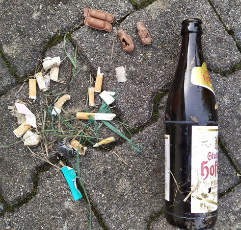 Kippen, Glas Pfandflasche, Reste von Bindematerial + alte Plastik-Pheromonfallen