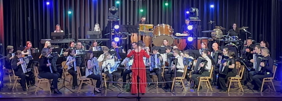 Das 1. Orchester und die Funny Tasten bei der Zugabe