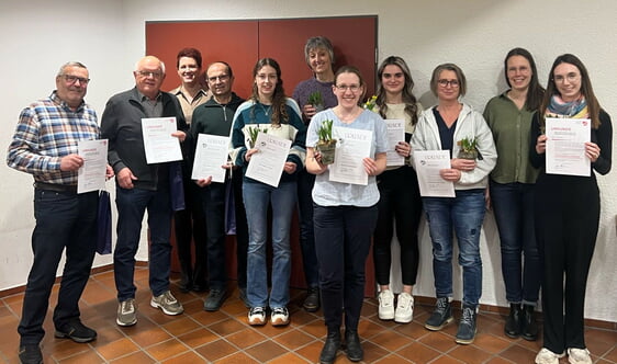 Die anwesenden geehrten Mitglieder plus die 1. und 2. Vorsitzende Lena Henning und Sandra Cortot