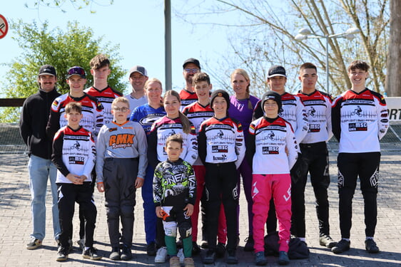 v.li.re: Lounis Benkovic,Philipp Gorbach, Amelie Schneider, Valery Nozdrachev, Jona Brosz, Simon Schneider, v.li.n.re hinten: Nick Vordermeier, Emil Brosz, Maximilian Bruns,Oli John, Kerstin Meyer, Ingo Schneider,Benjamin Gorbach, Melanie Ekert,Bill Grosch, Adrian Keller, Leonas Widmann,
