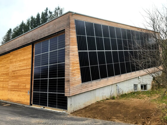 Neben Carports bieten sich auch Fassaden für Photovoltaik an