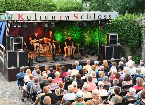 Acoustic Groove spielten bei Kultur im Schloss 2025.