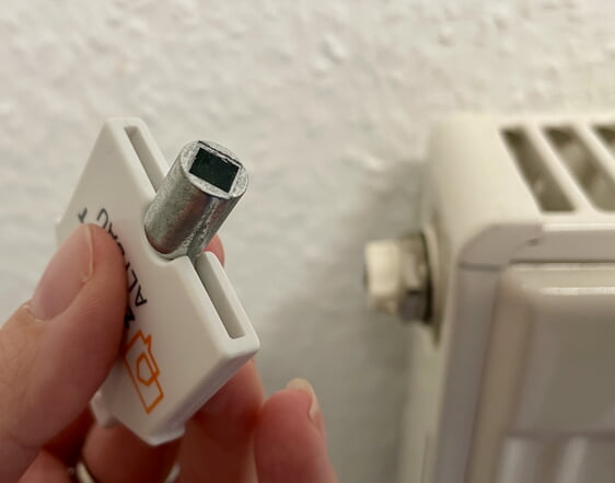 Mit einem Entlüfterschlüssel lässt sich die Luft im Heizkörper ganz einfach ablassen