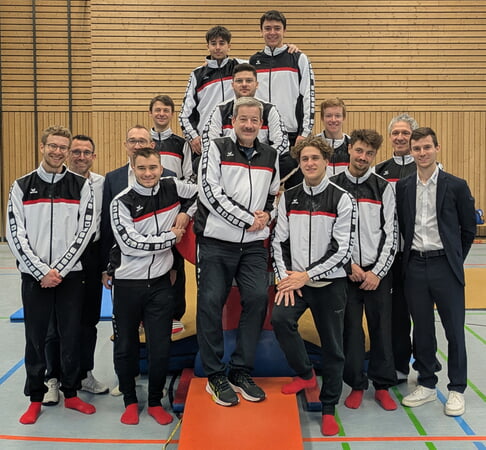 Die Manschaft mit Trainern und Kampfrichtern (Foto: TVI)