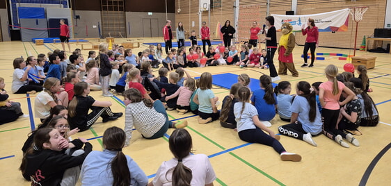 Zahlreiche Kinder beim Tag des Kinderturnens (Foto: TVI)