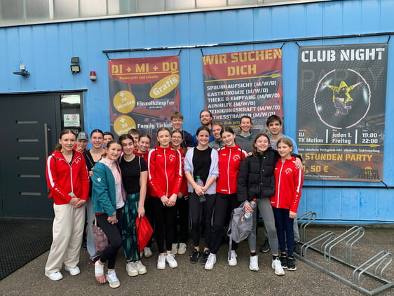 Die TVI-Jugend vor der Sprungarena (Foto: TVI)