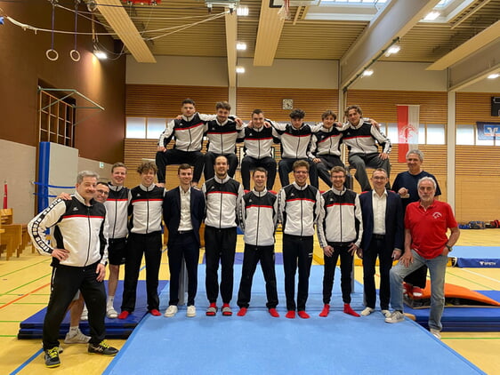 Die Mannschaft mit Kampfrichtern und Trainern (Foto: TVI)