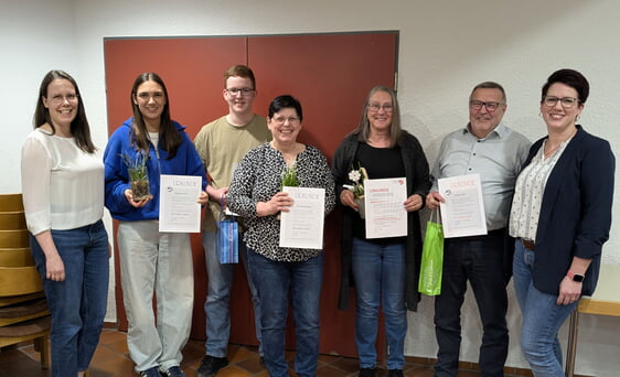 Die 1. und 2. Vorsitzenden des Vereins mit geehrten Mitgliedern