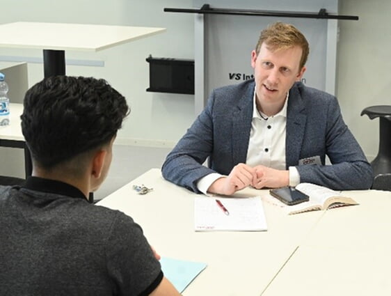 BM Jan Hambach mit Sch&uuml;ler im Bewerbungsgespr&auml;ch