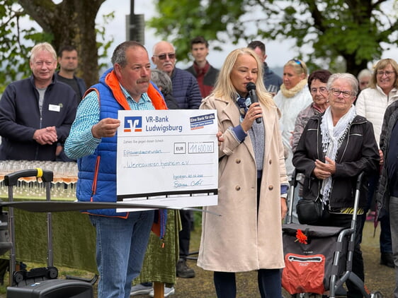 B&uuml;rgermeisterin Simone Lehnert bei der Spenden&uuml;bergabe