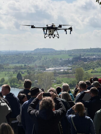 Erster Flug &uuml;ber den Weinbergen - Bilder Christian Strang