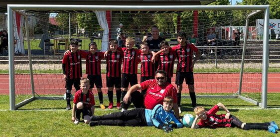 Oli Wildermuth, Bekin Manjana, Jonah Theurer, Manuel Simic, Sajed Aladagban, Mats Schneider, Marlon Lange, Adonija Talayman, Emirhan Erkan, Artem Hrabovska, Trainer Kerim Erkan und Dennis Schneider