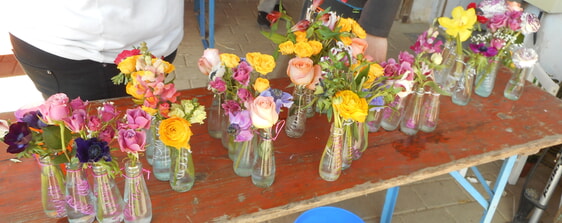 Kleine Vasen mit Blumen