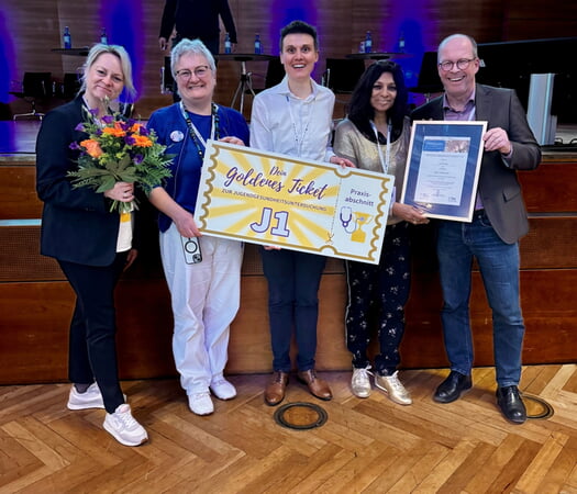 (v. l.): Dr. Maja Sakowitz, Ärztin Gesundheitsdezernat, Gesundheitsdezernentin Dr. Karlin Stark, Dr. Christine Oexle, Ärztin Gesundheitsdezernat, Dr. Uschi Traub, Leiterin Gesundheitsförderung Gesundheitsdezernat, Prof. Dr. Jürgen Rissland, Institut Virologie des Universitätsklinikums des Saarlandes, mit Sieger-Urkunde und „Goldenem Ticket“ (Bild: Landratsamt Ludwigsburg).