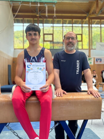 Elias Spina mit Trainer Michael Stecker (Foto: TVI)