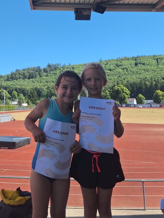 Olivia (li) und Jule (re) beim Landesfinale (Foto: TVI)