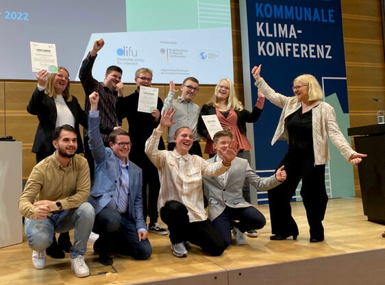 Die Azubis der AVL feiern ihre wohlverdiente Auszeichnung im Jahr 2022
