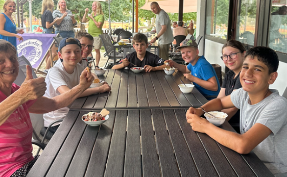 Trainerin Eva Fleischmann und die TCI Kids beim Abschluss-Eisessen