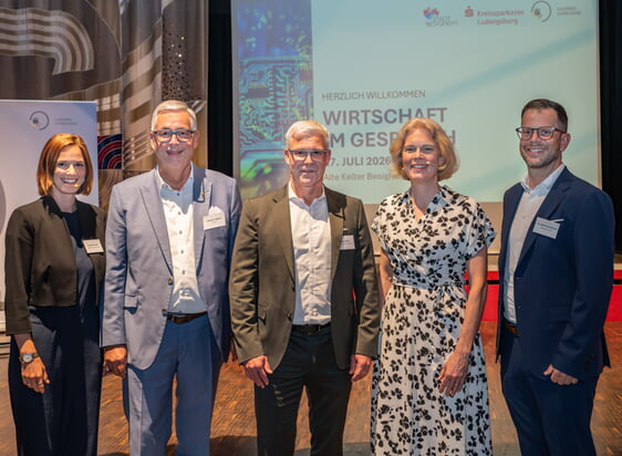 Bei „Wirtschaft im Gespräch“ auf dem Podium (von links): Moderatorin Constance Dada, Landrat Dietmar Allgaier, Hanno Höhn, Geschäftsführer MANN+HUMMEL Deutschland und Chief Performance Officer, Prof. Dr. Katharina Hölzle, geschäftsführende Institutsleiterin des Fraunhofer-Instituts für Arbeitswirtschaft und Organisation IAO sowie Leiterin des Instituts für Arbeitswissenschaft und Technologiemanagement IAT der Universität Stuttgart, und Dr. André Konzelmann, Geschäftsführer Konzelmann GmbH (Bild: Landratsamt Ludwigsburg).