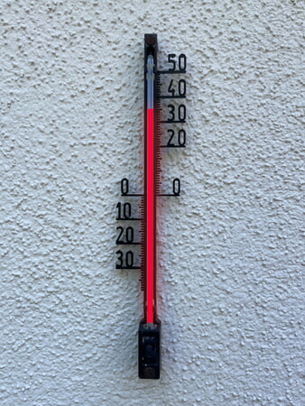 Eine Dämmung kann helfen, die hochsommerliche Hitze aus dem Haus zu halten