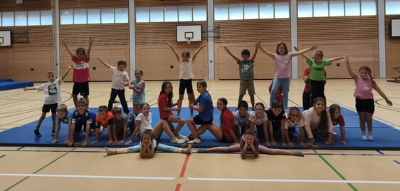 Das Pyramiden-Abschlussbild der Kinder (Foto: TVI)