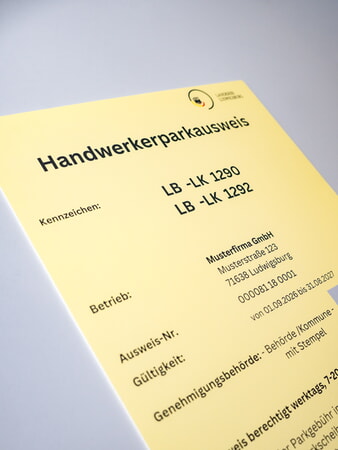 Der Parkausweis richtet sich an handwerkliche Betriebe, die darauf angewiesen sind, Material, Maschinen, Werkzeuge oder Spezialausrüstung mit ihren Fahrzeugen nah am Einsatzort abzustellen. (Landratsamt Ludwigsburg).