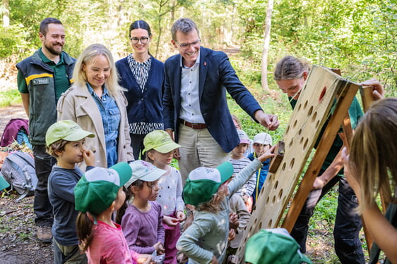 Bild (von links): Tim Ternes, Leiter des Forstreviers Besigheim, Simone Lehnert, Ingersheimer Bürgermeisterin, Kristin Wagner, Dezernentin für Umwelt, Technik und Bauen beim Landratsamt, Michael Wolf, Bietigheim-Bissinger Bürgermeister, und Lisa Irrgang, Trainee mit Schwerpunkt Waldpädagogik, mit Kindern des Waldkindergartens im Brandholz e.V. (Bild: Landratsamt Ludwigsburg).