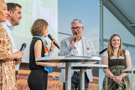 Über die Weinlandschaft im Landkreis Ludwigsburg diskutierten Simone Lehnert (Bürgermeisterin Ingersheim), Boris Seitz (Bürgermeister Mundelsheim), Moderatorin Regina Steinhauser, Landrat Dietmar Allgaier und die Württembergische Weinprinzessin Anna Maria Joos (v.l., Landratsamt Ludwigsburg).