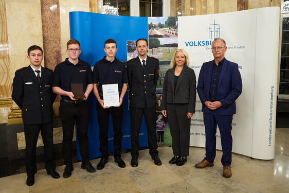 Landesregierung Baden-Württemberg. Von rechts: Harald Schnabel; Simone Lehnert, Alexander Mann, Mitglieder Jugendfeuerwehr
