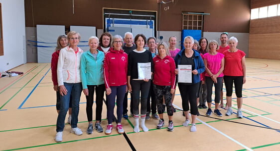 Übungsleiterinnen und Sportler mit dem neuen Qualitätssiegel (Foto: TVI)