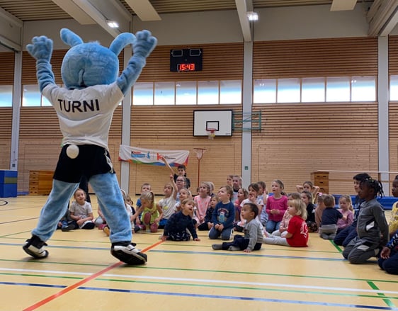 Die Kinder des TVI bestaunen Turni vom STB (Foto: N. Rausendorf)