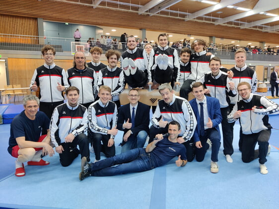 Die erfolgreiche Mannschaft mit ihren Trainern und Kampfrichtern (Foto: S. Nägele)