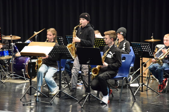 Saxophon-Solo von Hendrik Börsing beim Auftritt der U15 Bigband