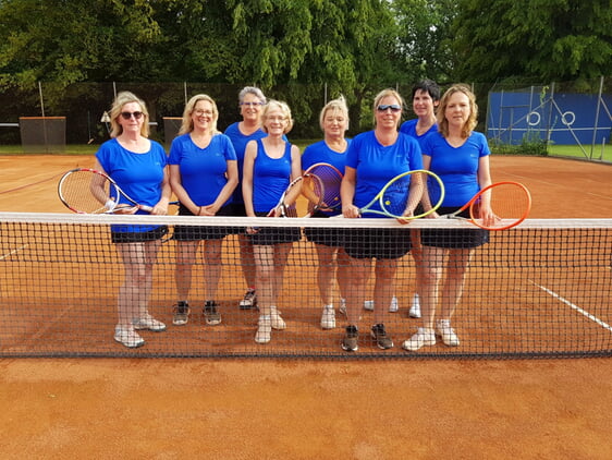 Damen 50 Anette, Martina M, Petra, Karin, Irena, Silke, Anke, Martina S. (v.l.n.r.)