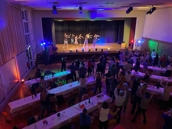Ausgelassene Stimmung und alle in Bewegung in der SKV-Halle (Foto: V. Kopp)