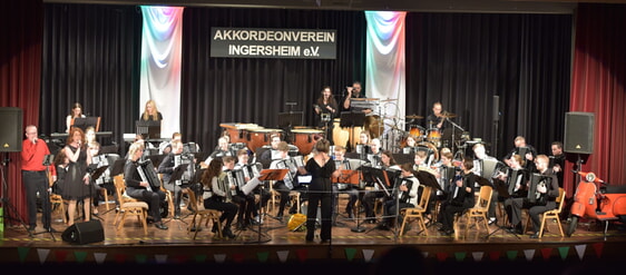Das 1. Orchester und die „Funny Tasten“ bei der Zugabe mit den Sängern Maren Schmidt und Markus Rössle