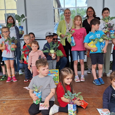 Pflanzaktion f&uuml;r den Wettbewerb  &bdquo;Wer hat in 10 Wochen die sch&ouml;nste Pflanze 