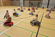 Kleine Rennfahrer im Kinderturnen unterwegs