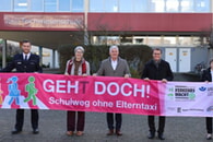 „Geh(t) doch! – Schulweg ohne Elterntaxi“: Landesweite Spannband-Aktion vor Schulen gestartet