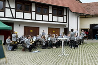 Das Blasorchester zu Gast bei der Er&ouml;ffnung vom Hofcaf&eacute; Seitz 