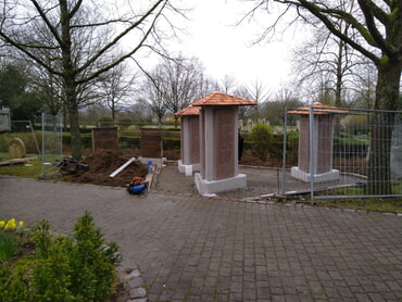 Erinnerungsstelen auf dem Holderfriedhof 2024
