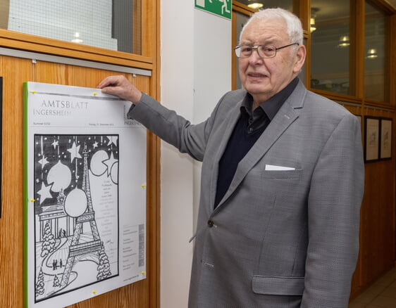 Herr Cramer mit einem Bild aus seiner Ausstellung im Rathaus